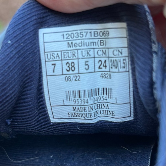 Women’s Brooks Levitate Blue and Gray Running Shoes - Picture 6 of 9